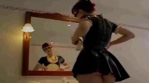 Sexy Girls in Latex Maid Kleidern und kniehohen schwarzen Stiefeln pressen scheiss Transvestitenschwein in Müllpresswagen totxD