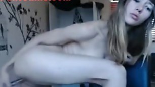 Webcam Girl Makes Herself Wet 4